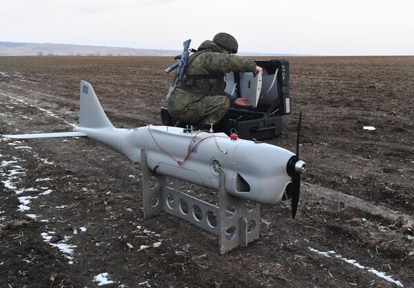 Военнослужащий ВС РФ разбирает БПЛА Орлан-10У после выполнения задачи в зоне проведения СВО