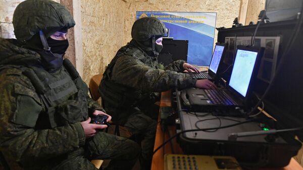 Военнослужащие ВС РФ в пункте управления беспилотными летательными аппаратами в зоне проведения СВО