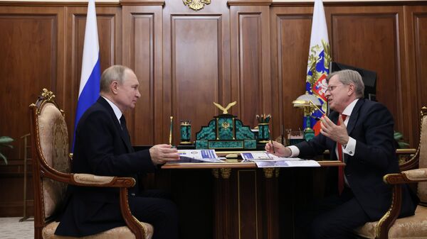 Президент РФ Владимир Путин и министр транспорта РФ Виталий Савельев во время встречи