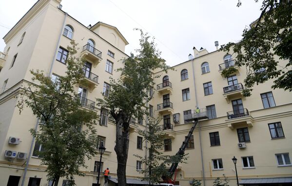Рабочие делают ремонт в Доме на Поварской улице в Москве
