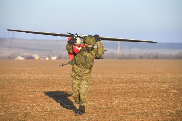 Военнослужащий ВС РФ выносит беспилотный летательный аппарат Орлан-10У после выполнения задачи в южном секторе СВО