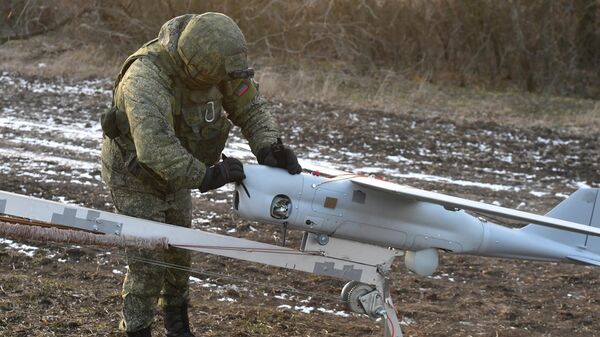 Военнослужащий ВС РФ подготавливает к работе беспилотный летательный аппарат Орлан-10У в зоне СВО