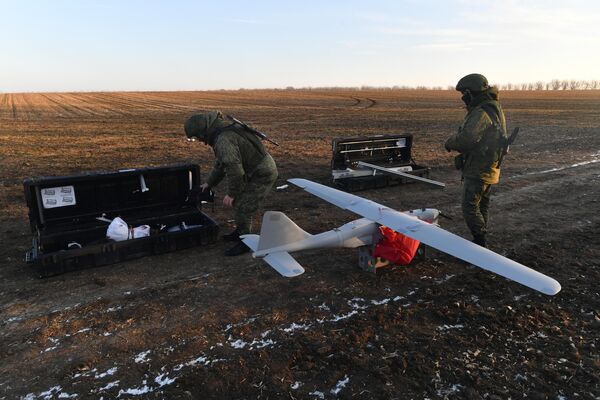 Военнослужащие ВС РФ разбирают беспилотный летательный аппарат Орлан-10У после выполнения задачи в южном секторе СВО