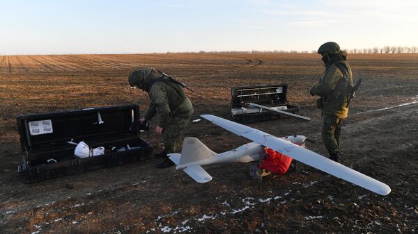 Военнослужащие ВС РФ разбирают беспилотный летательный аппарат Орлан-10У после выполнения задачи в южном секторе СВО