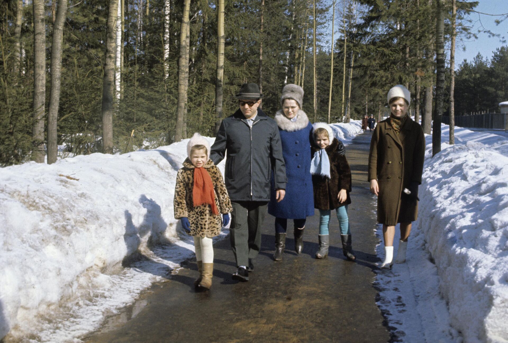 Гагарин с семьей фото. Семья Юрия Гагарина. Жена Юрия Гагарина. Жена Юрия Гагарина сейчас.