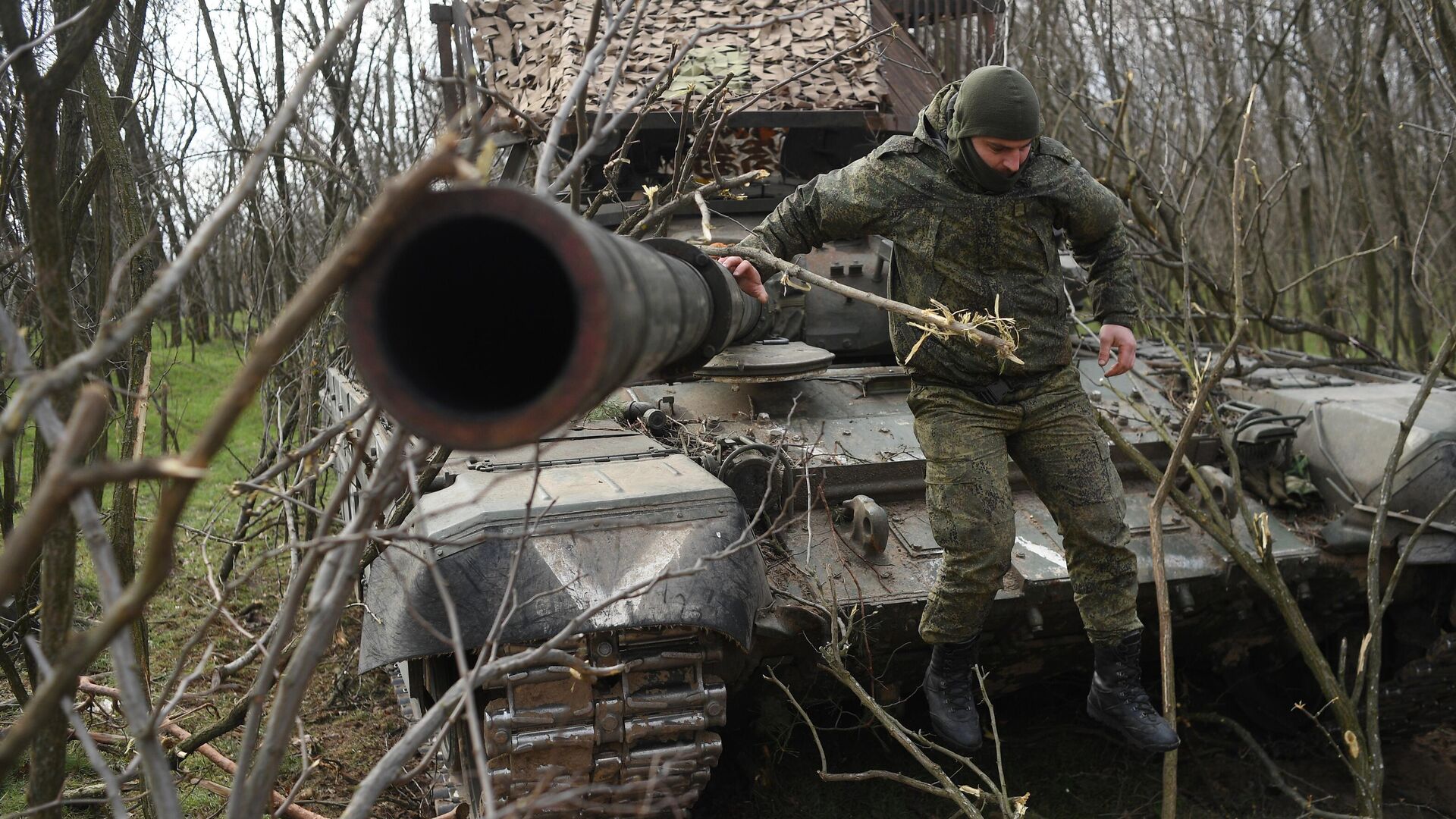 Танкист Вооруженных сил России в зоне проведения специальной военной операции - РИА Новости, 1920, 14.02.2023