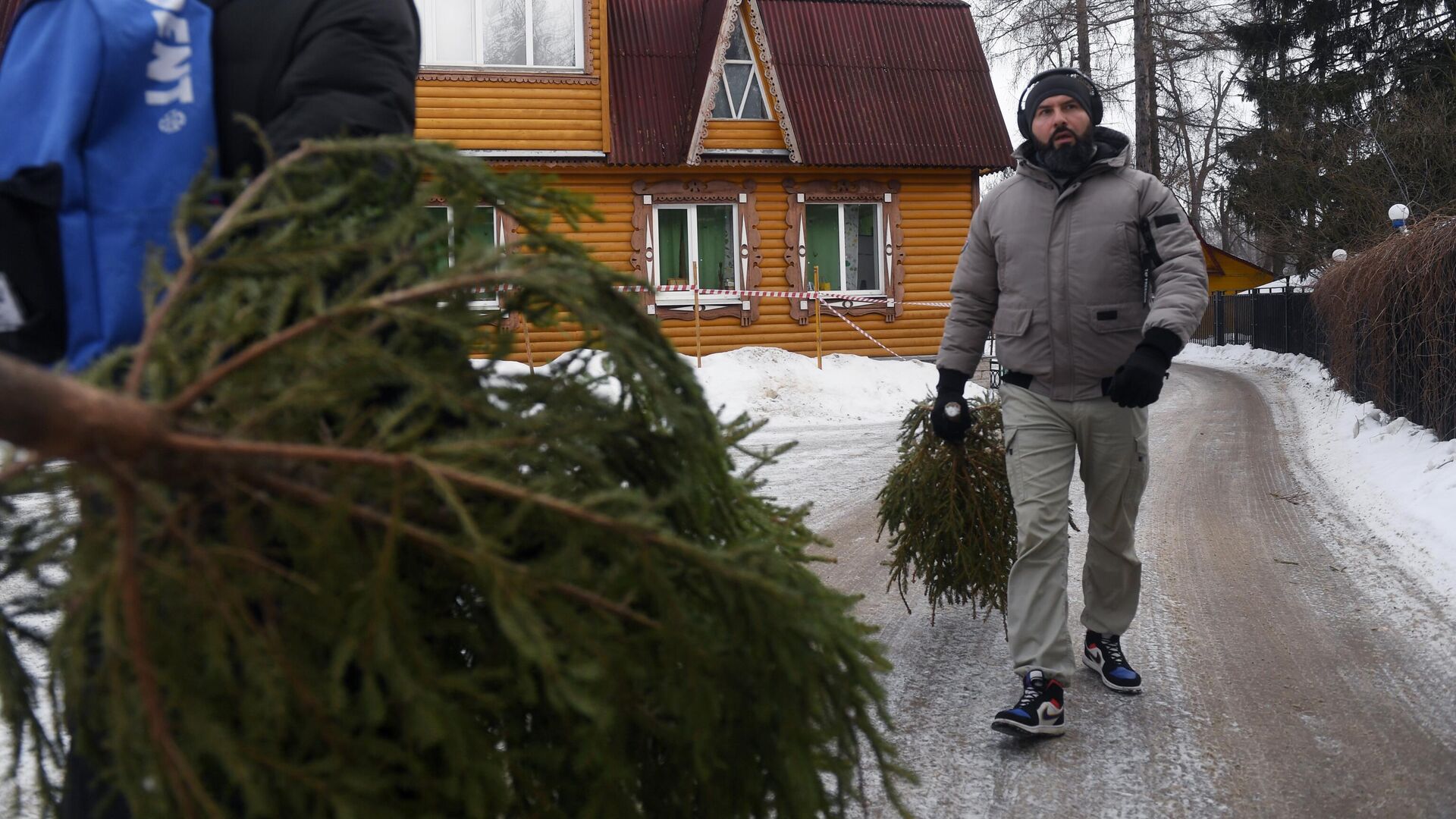 Мужчина несет елку в пункт приема Елочный круговорот - РИА Новости, 1920, 02.01.2024