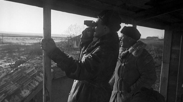 Писатель Константин Симонов на наблюдательном пункте командующего 5-м гвардейским Донским кавалерийским корпусом, генерал-лейтенанта Алексея Селиванова