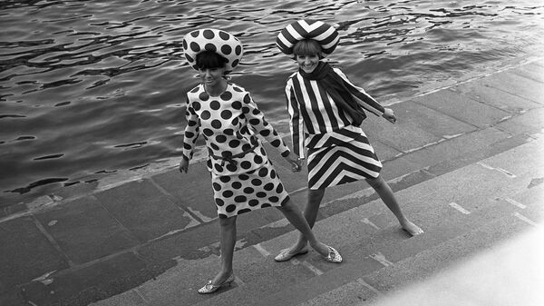 Манекенщицы Общесоюзного дома моделей одежды (ОДМО) демонстрируют летние костюмы из новой коллекции Лето-1966 на набережной Москвы-реки