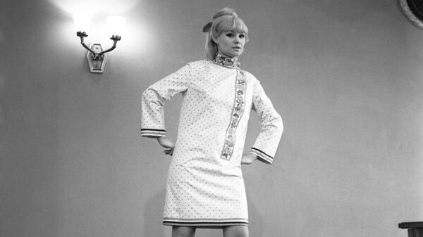Манекенщица Общесоюзного дома моделей одежды демонстрирует платье-косоворотку в русском стиле из коллекции, подготовленной московскими модельерами специально для Всемирной выставки в Монреале Экспо-67