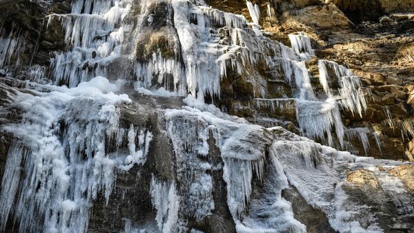 Замерзший стометровый водопад Учан-Су в Крыму