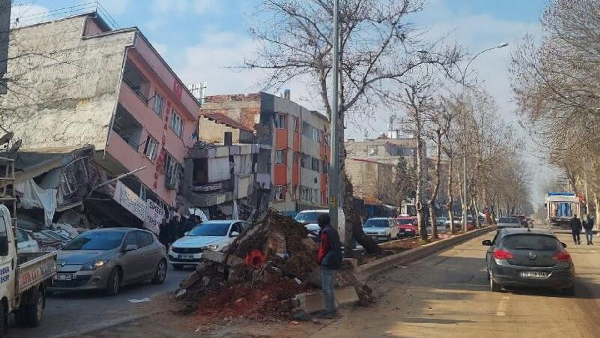 Жилые дома, разрушенные в результате землетрясения в турецком городе Кахраманмараш - РИА Новости, 1920, 15.02.2023