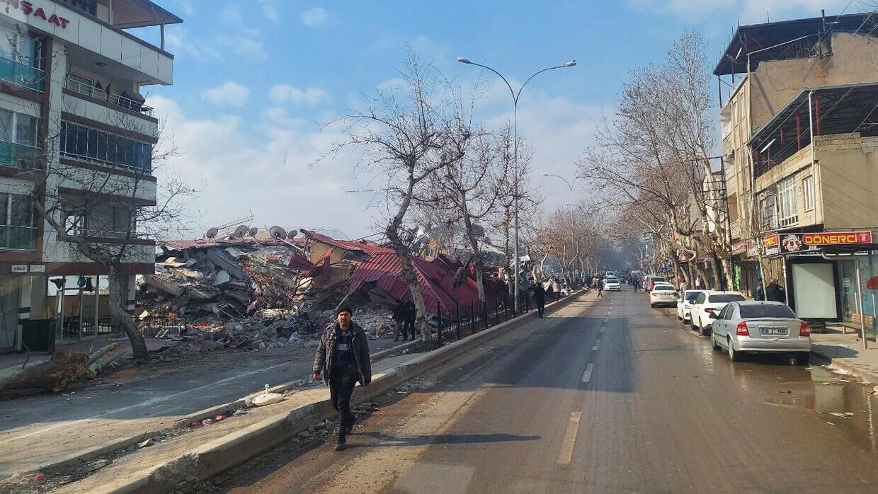 Жилой дом, разрушенный в результате землетрясения в турецком городе Кахраманмараш - РИА Новости, 1920, 10.02.2023