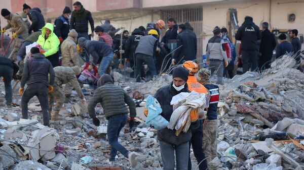 Разбор завалов в пострадавшем от землетрясения турецком городе Диярбакыр