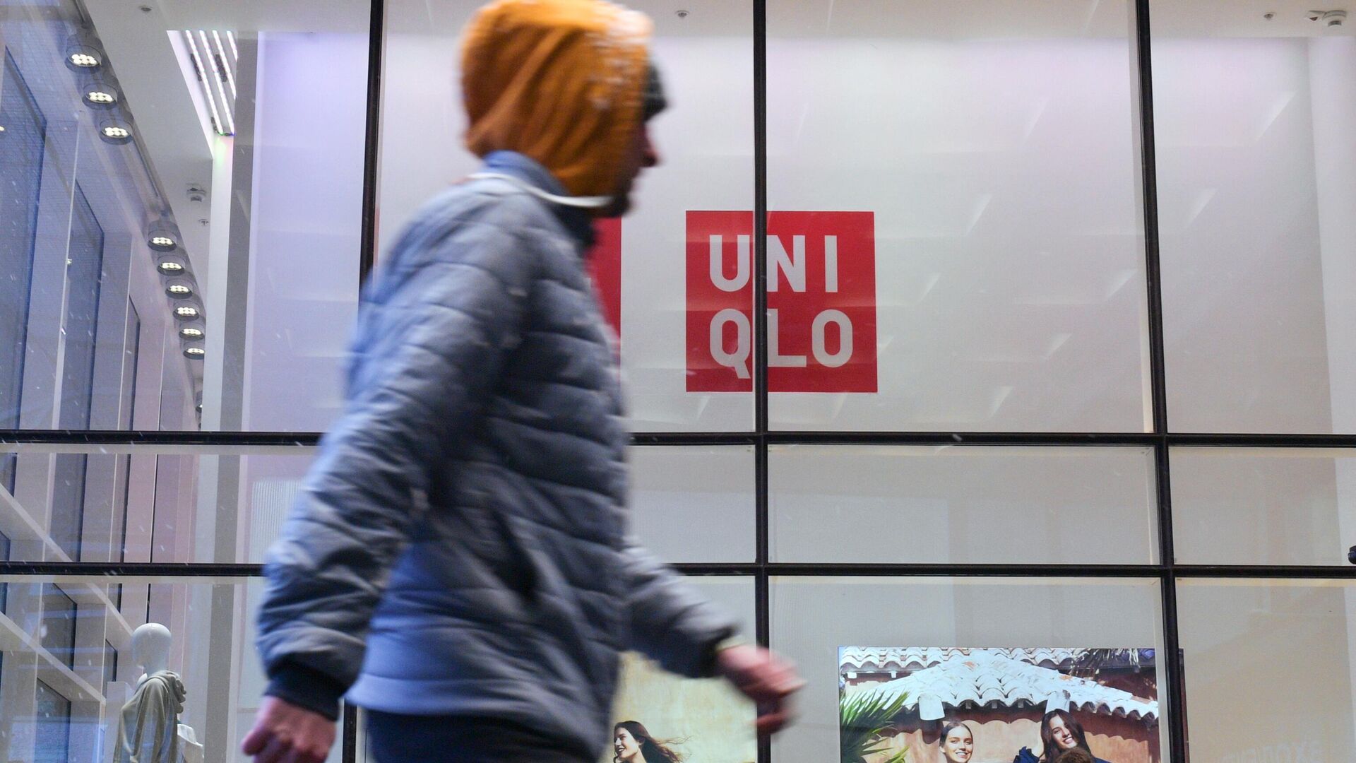 Прохожий у закрытого магазина одежды Uniqlo в Санкт-Петербурге - РИА Новости, 1920, 28.02.2023