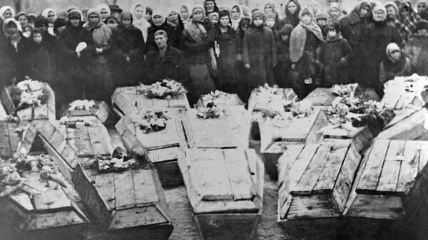 Похороны молодогвардейцев в городе Краснодоне Ворошиловградской области Украины. Февраль 1943