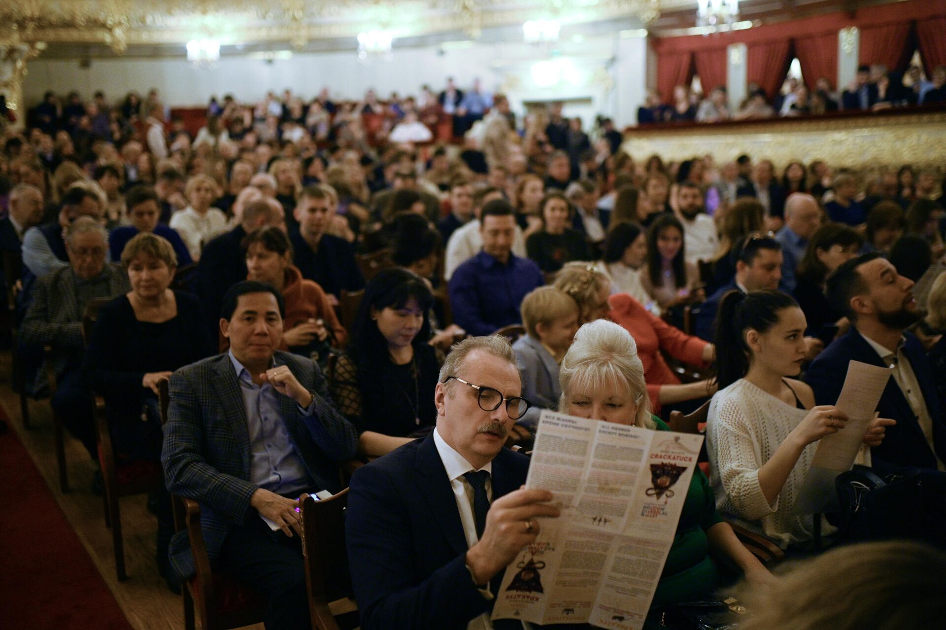 Как одеться в театр: актуальные образы, что подходит, а что нет, советы стилиста