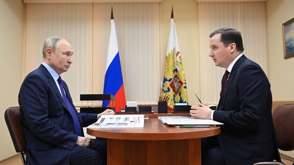 Президент РФ Владимир Путин и губернатор Архангельской области Александр Цыбульский во время встречи