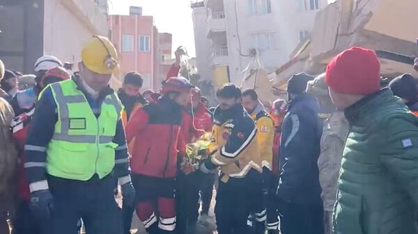 Спасение мужчины из-под завалов в турецком городе Адыяман
