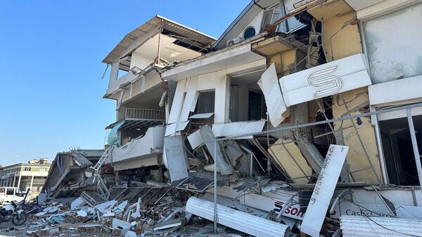 Жилой дом, разрушенный в результате землетрясения в турецком городе Антакья