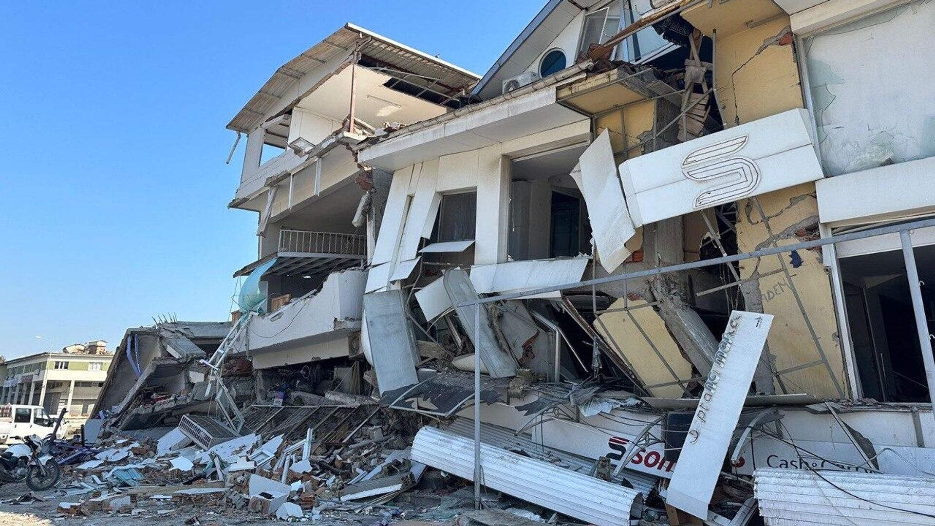 Жилой дом, разрушенный в результате землетрясения в турецком городе Антакья - РИА Новости, 1920, 20.02.2023