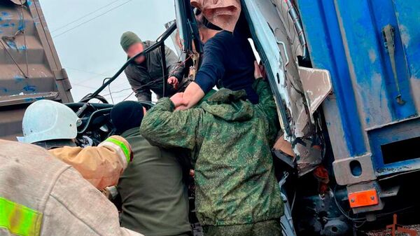 Военнослужащие Росгвардии спасли водителя грузовика, попавшего в ДТП в Донецкой Народной Республике