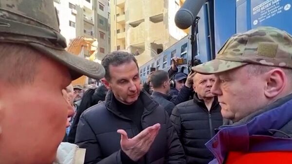 Президент Сирии Асад с российскими спасателями в городе Джебла