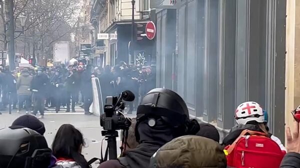 Беспорядки в Париже во время протеста против пенсионной реформы