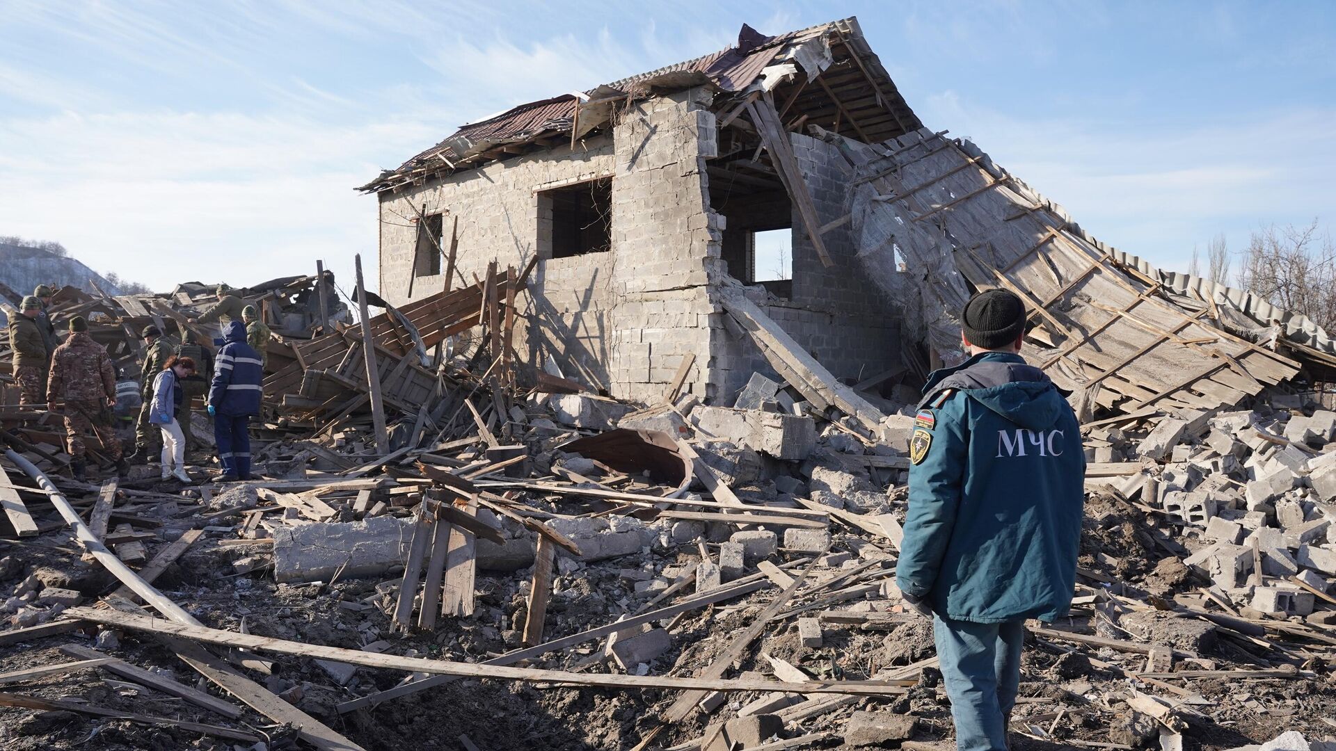 Жилой дом, разрушенный в результате попадания ракеты в Донецке - РИА Новости, 1920, 13.02.2023