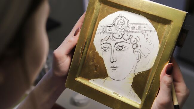 Работа над иконой в иконописной мастерской