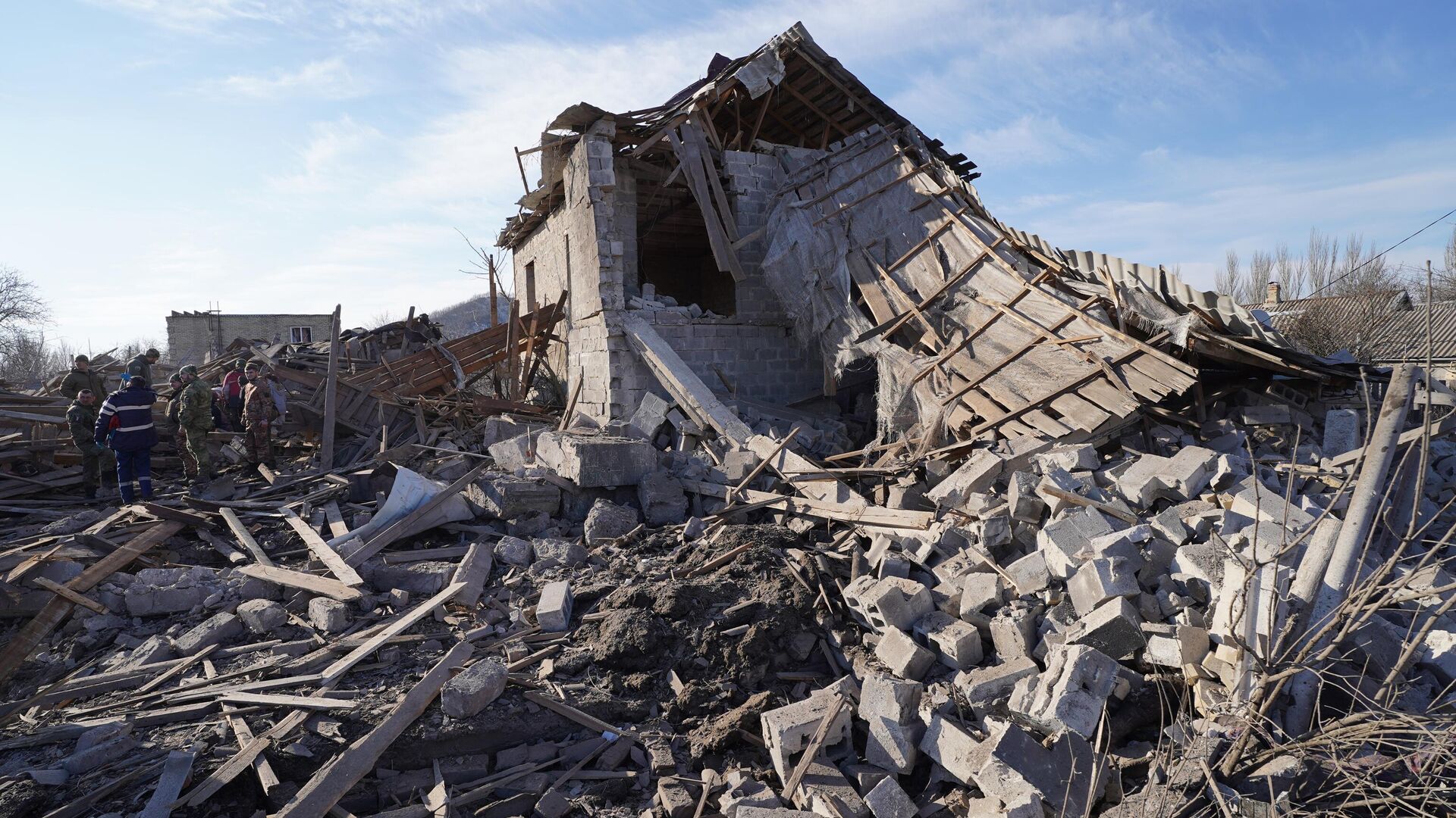 Жилой дом, разрушенный в результате попадания ракеты в Донецке - РИА Новости, 1920, 18.02.2023