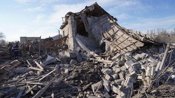 Жилой дом, разрушенный в результате попадания ракеты в Донецке