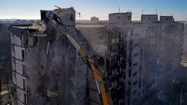Строители сносят аварийный дом в Мариуполе