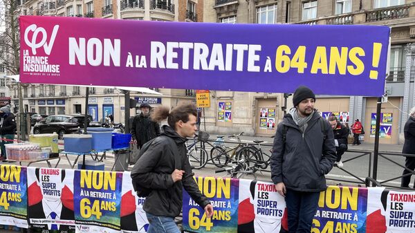 Участники манифестации против пенсионной реформы в Париже