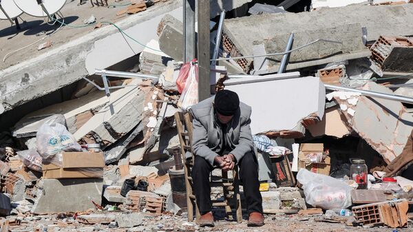 Пострадавший от землетрясения житель турецкого города Адыямана