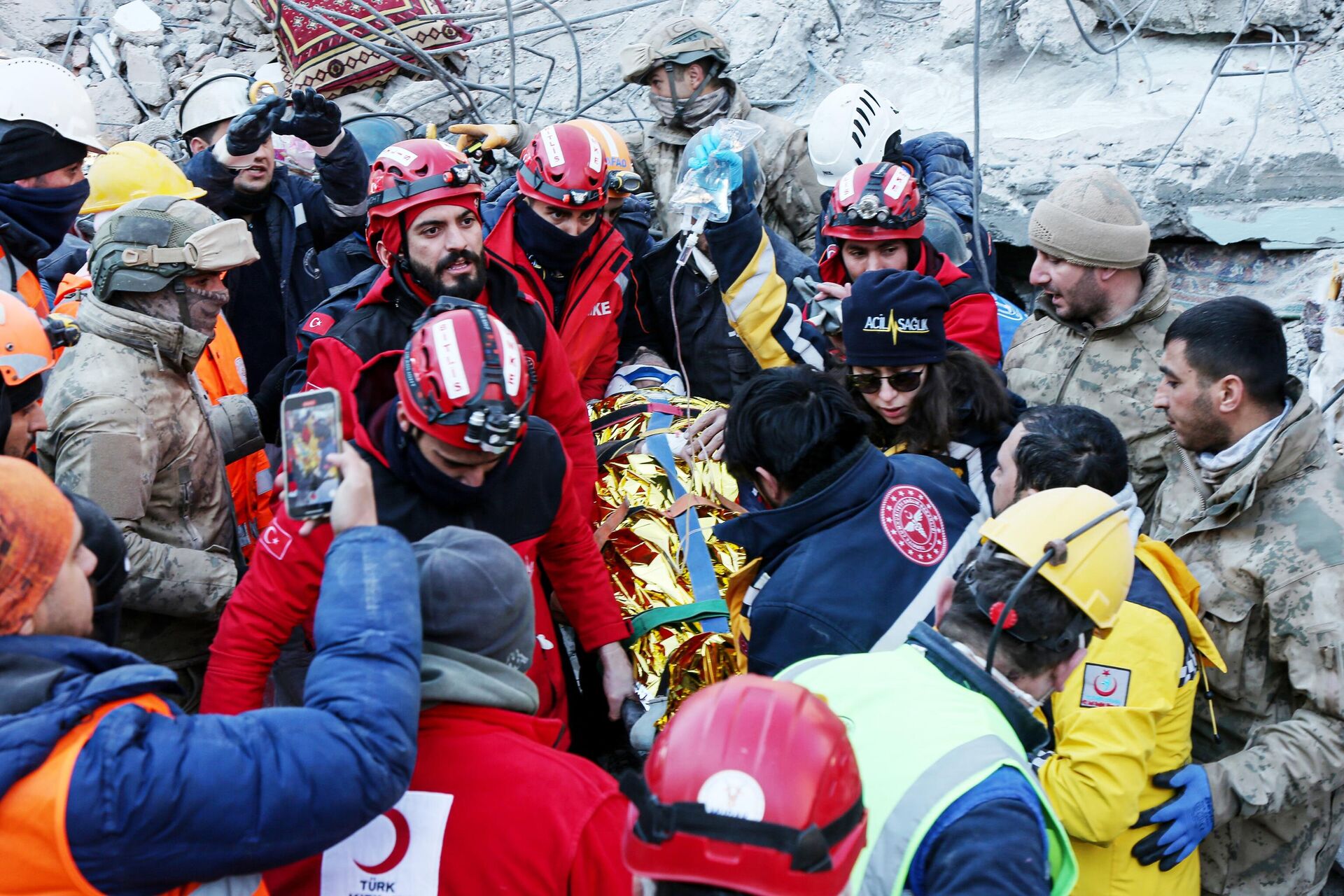 Спасатели достают мужчину из под завалов на месте разрушенного в результате землетрясения здания в городе Адыямане - РИА Новости, 1920, 13.02.2023