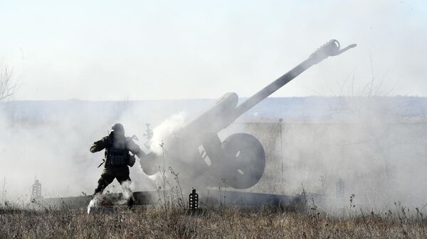 Военнослужащий артиллерийского расчета гаубицы Д-30 вооруженных сил РФ