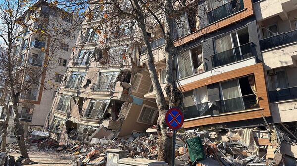 Разрушенные в результате землетрясения здания в Антакье