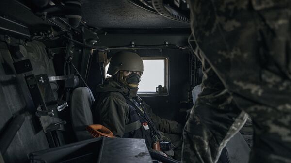 Боец украинской десантно-штурмовой бригады на бронетранспортере США Hummer
