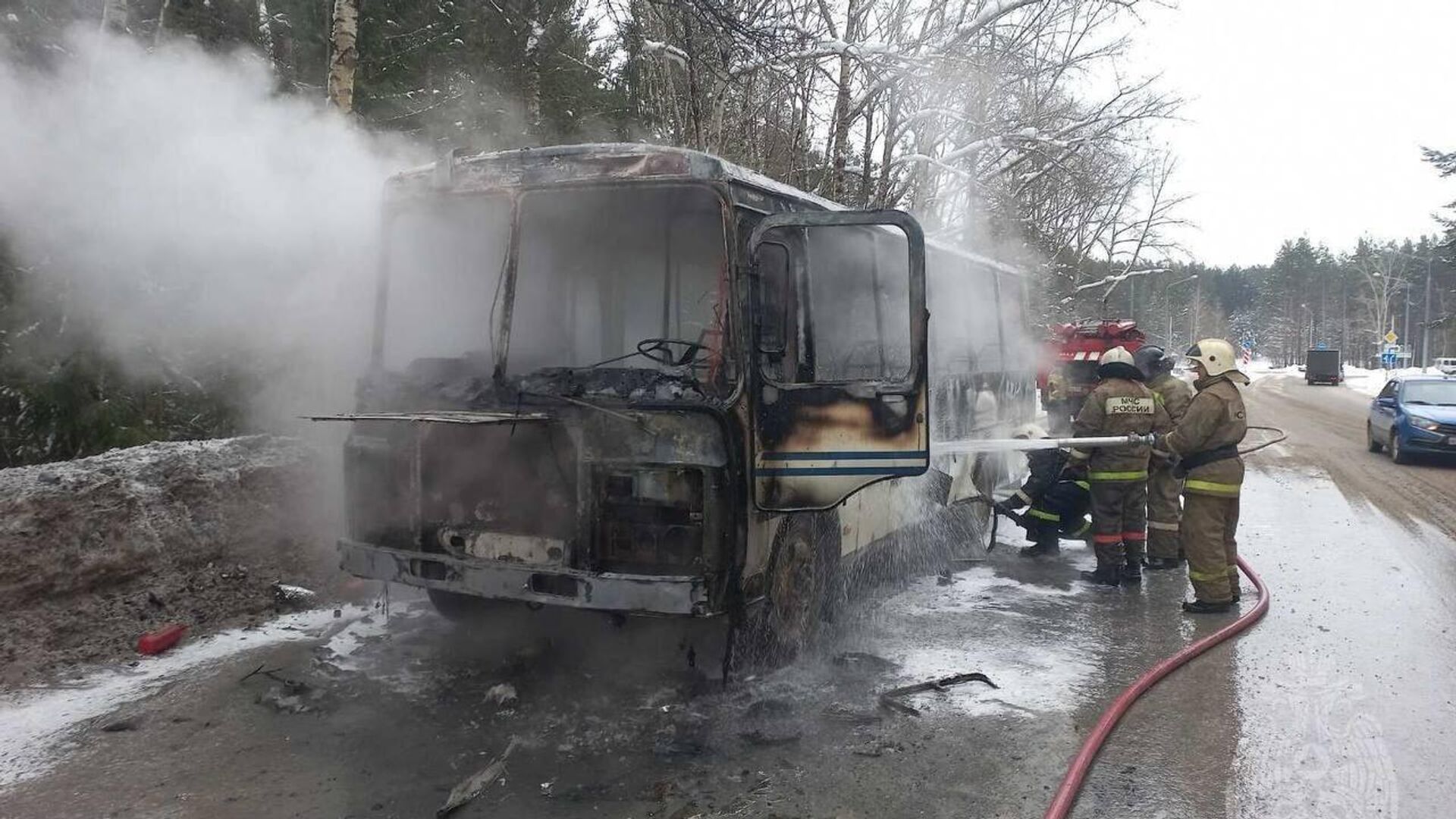Пассажирский автобус сгорел в Соликамске - РИА Новости, 1920, 12.02.2023
