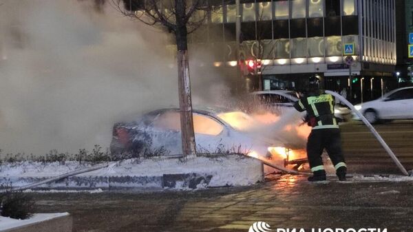 Автомобиль каршеринга загорелся на Зубовском бульваре в центре Москвы