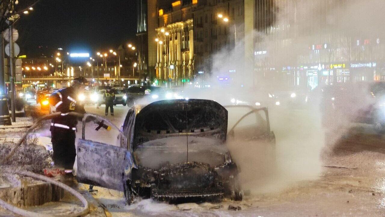 Автомобиль каршеринга загорелся на Зубовском бульваре в центре Москвы - РИА Новости, 1920, 12.02.2023