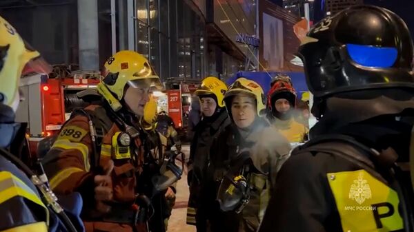 Спасатели МЧС РФ на месте пожара в строящейся башне Москва-сити