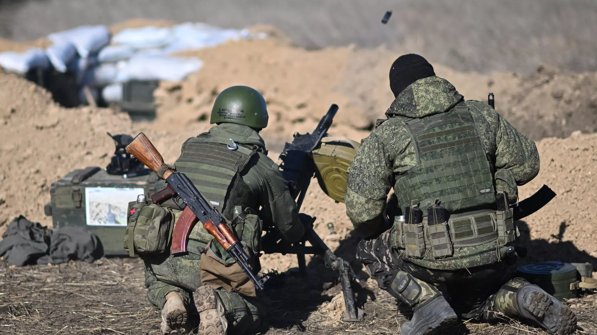 Военнослужащие мотострелковых подразделений ВС РФ ведут огонь по позициям ВСУ в зоне СВО - РИА Новости, 1920, 29.05.2025