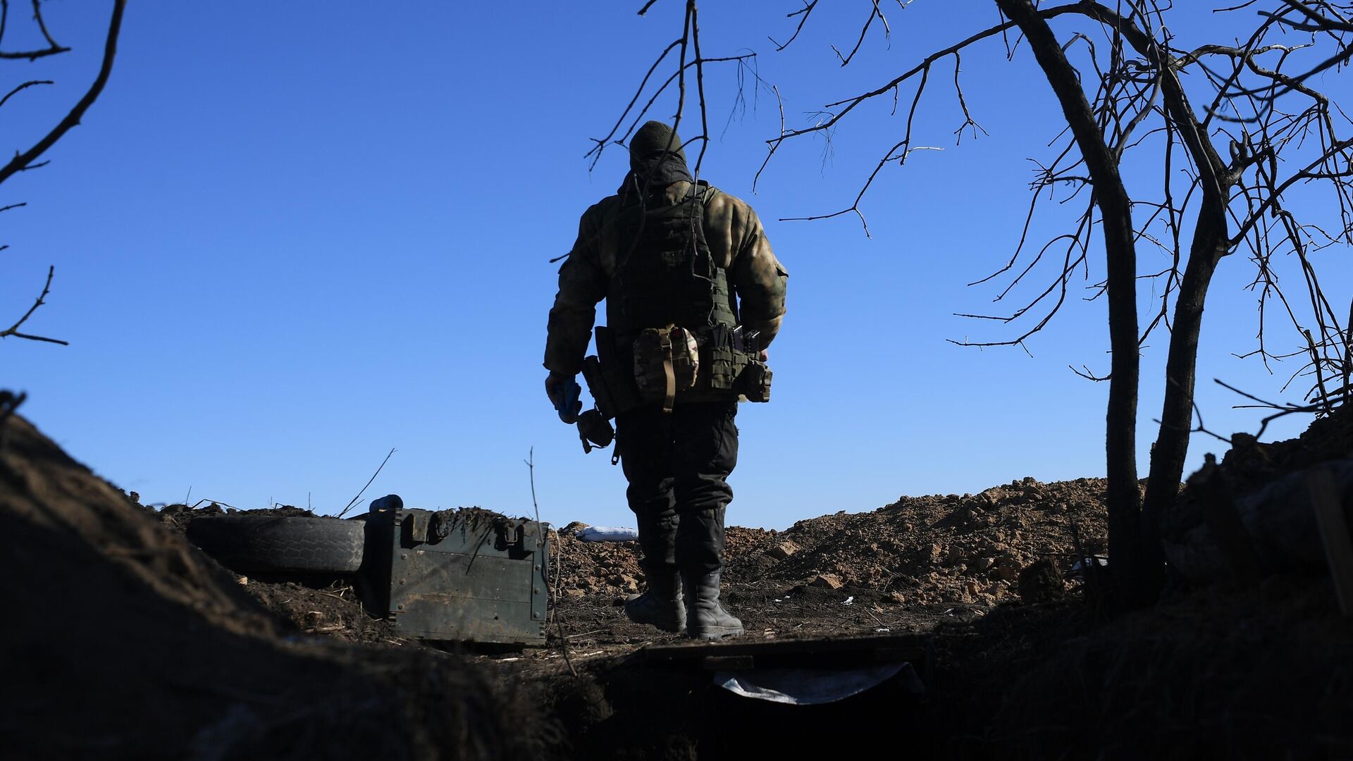 Военнослужащий мотострелковых подразделений ВС России на боевой позиции в зоне СВО - РИА Новости, 1920, 01.03.2023