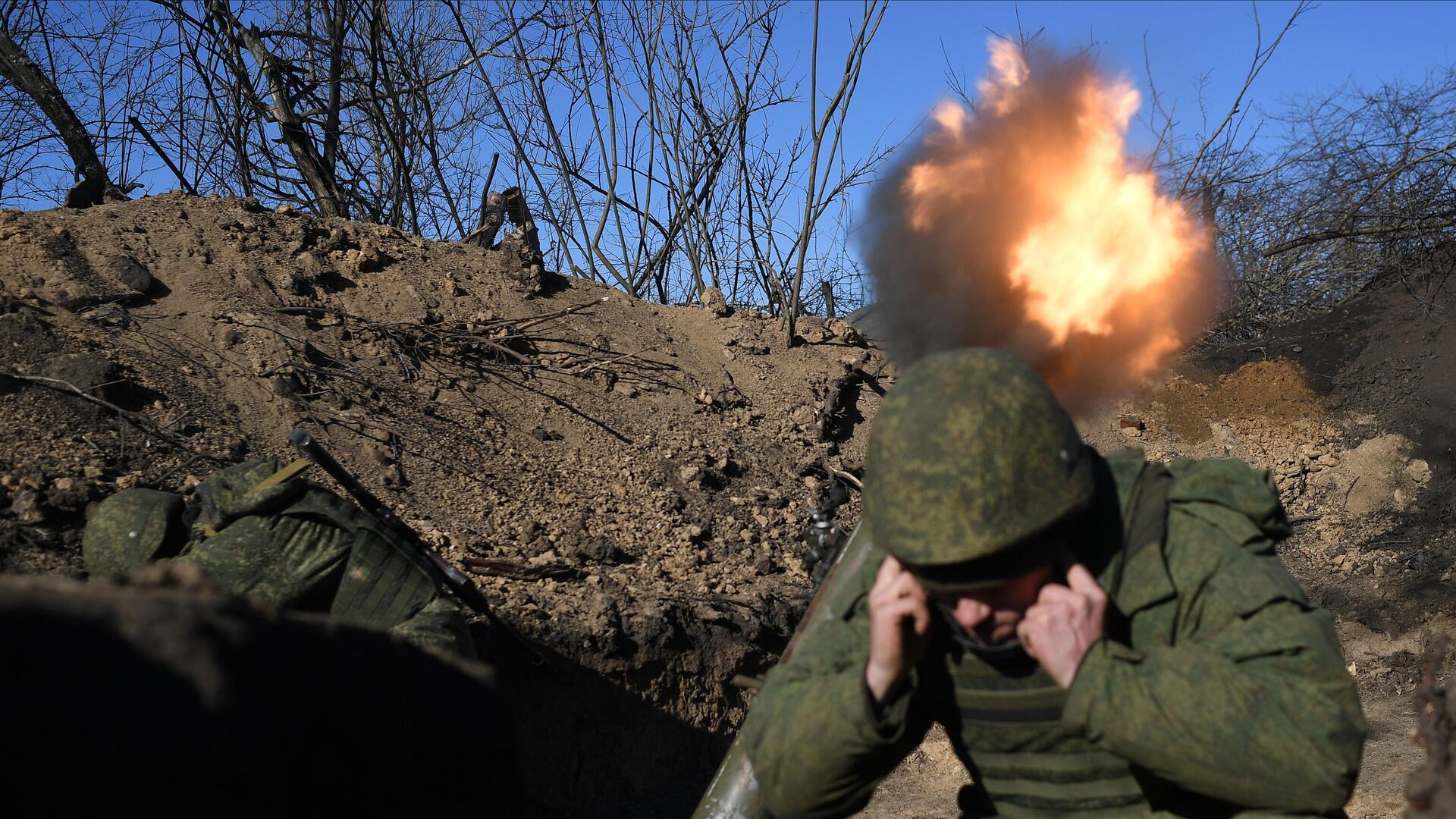 Военнослужащие мотострелковых подразделений ВС РФ ведут огонь по позициям ВСУ в зоне СВО - РИА Новости, 1920, 16.02.2023