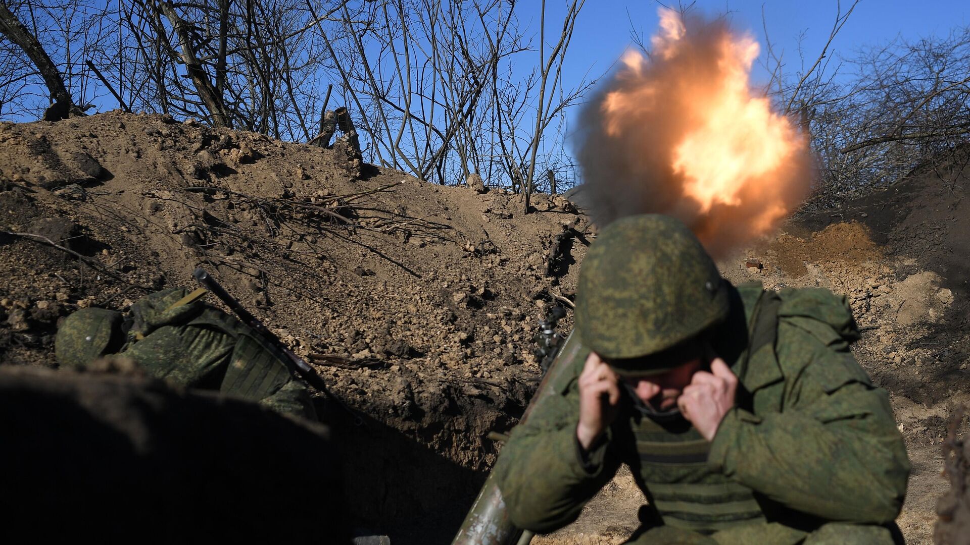 Военнослужащие мотострелковых подразделений российских войск ведут огонь по позициям ВСУ в зоне спецоперации - РИА Новости, 1920, 16.02.2023