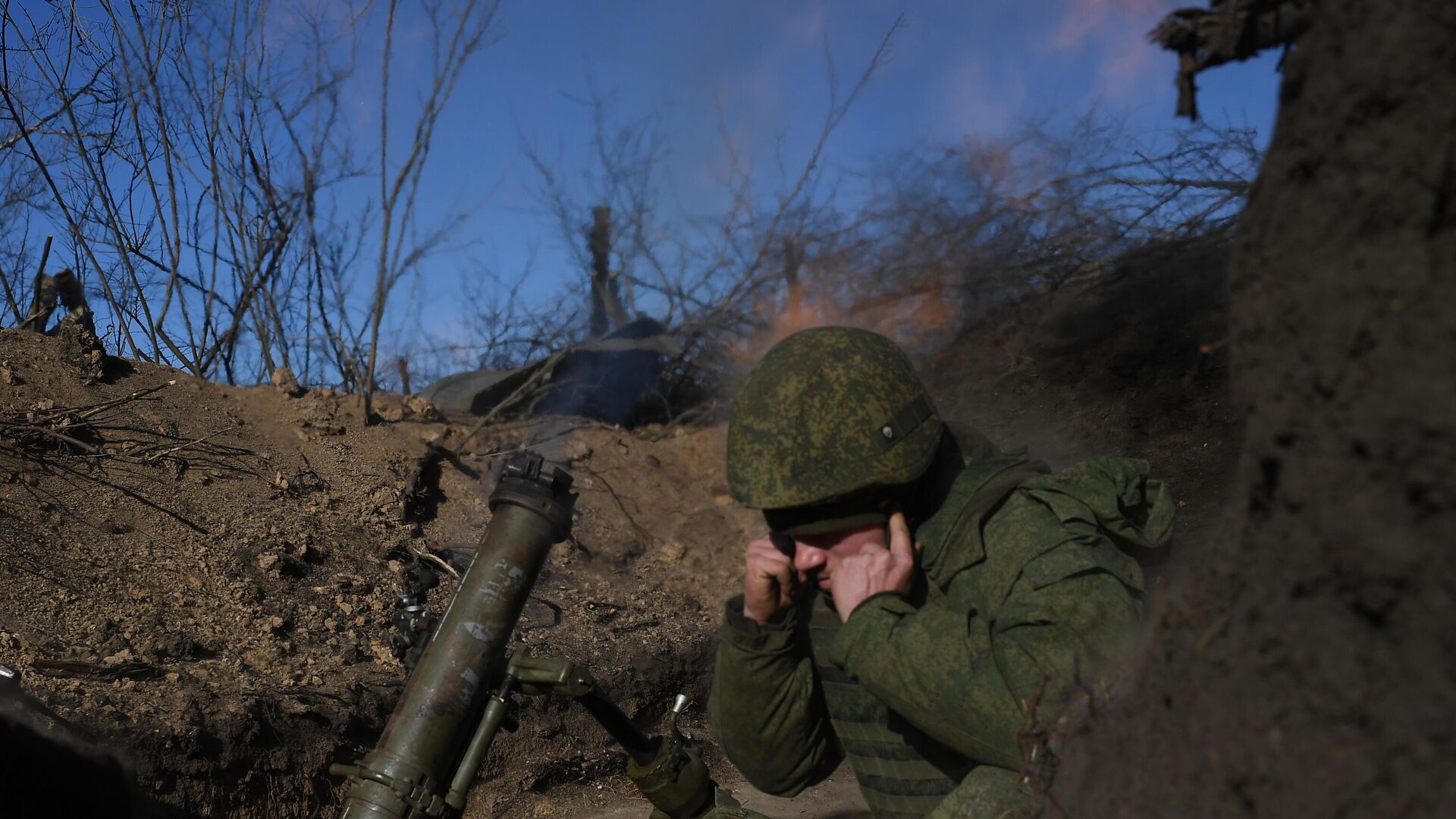 Военнослужащие мотострелковых подразделений ВС РФ ведут огонь по позициям ВСУ в зоне СВО - РИА Новости, 1920, 19.08.2024