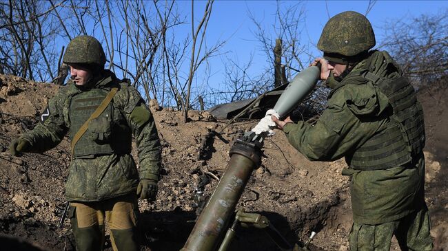 Военнослужащие мотострелковых подразделений ВС РФ ведут огонь по позициям ВСУ в зоне СВО