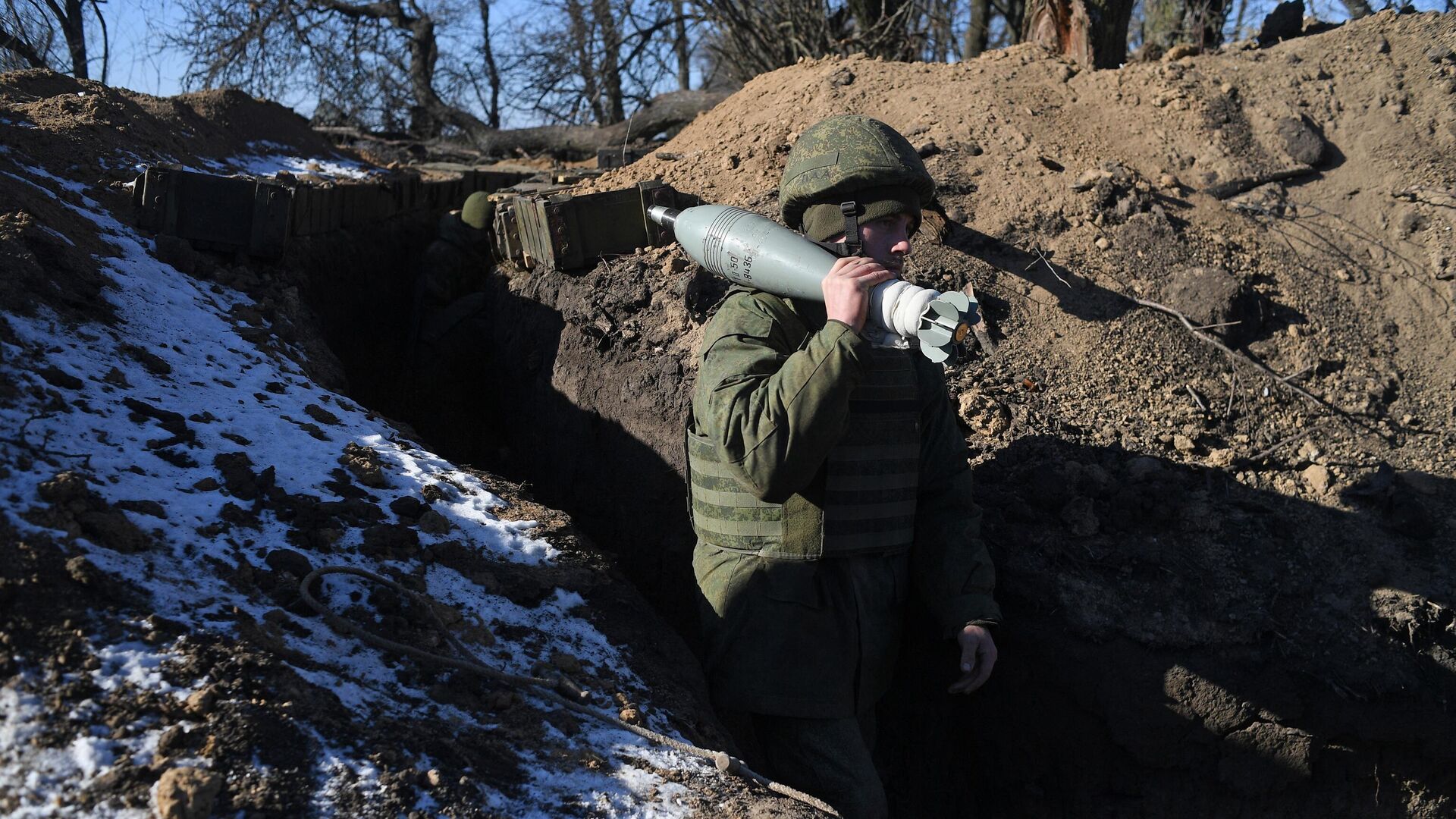 Военнослужащий мотострелковых подразделений ВС РФ на боевой позиции в зоне СВО - РИА Новости, 1920, 24.02.2023